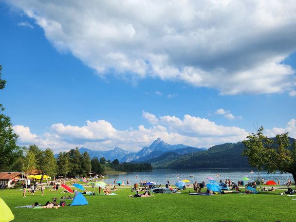 Weißensee im Sommer mit großer Liegewiese