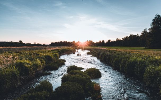 Die Isnyer Ach fließt durch die Bodenmöser in Isny