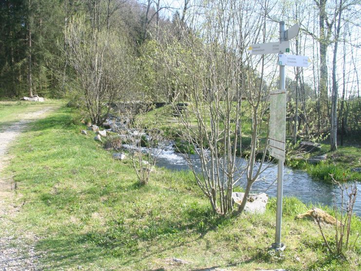 Fischtreppe neben dem Wanderweg zum Stausee