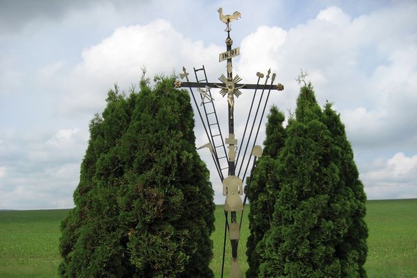 Am Wegrand kurz vor Menhardsweiler steht das Arma Christi-Kreuz.