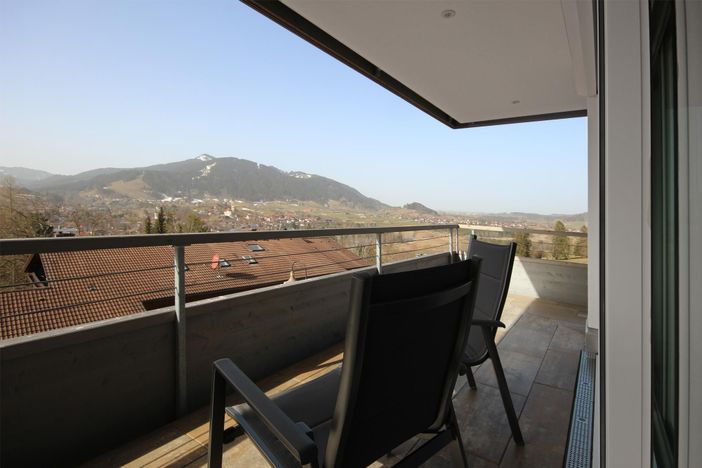 Balkon mit Berg und Talblick