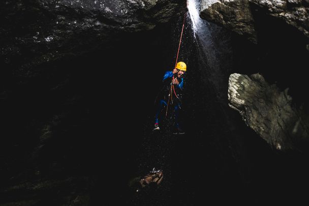 Abseilen im Wasserfall beim Canyoning Allgäu