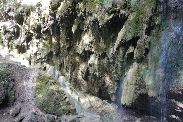 Moosiger Felsen beim Hinanger Wasserfall