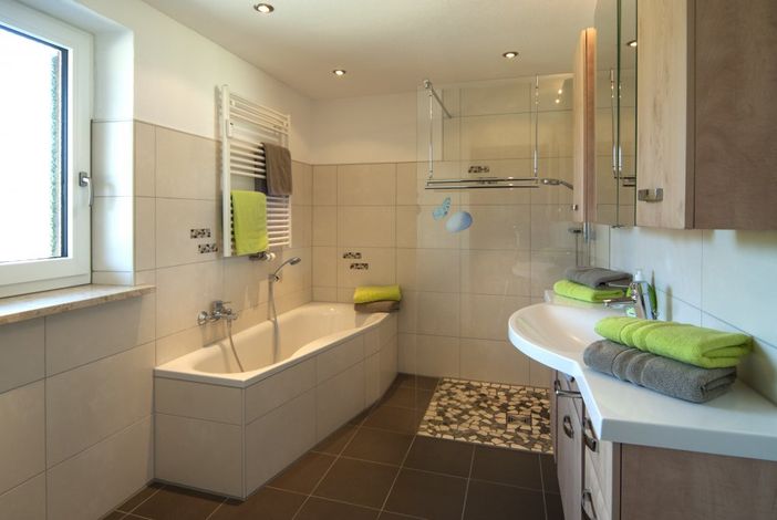 Bad mit ebenerdiger Walk-In-Dusche und Badewanne