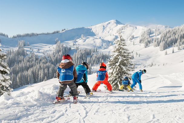 Kinder mit Skilehrer Skischule Grasgehren