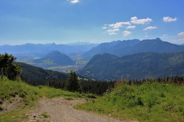 Blick vom Edelsberg auf das Pfrontener Tal