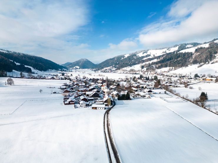 Blick auf Thalkirchdorf im Winter