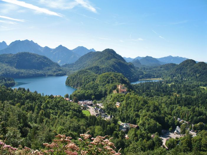 Schloß Hohenschwangau mit Alp- und Schwansee