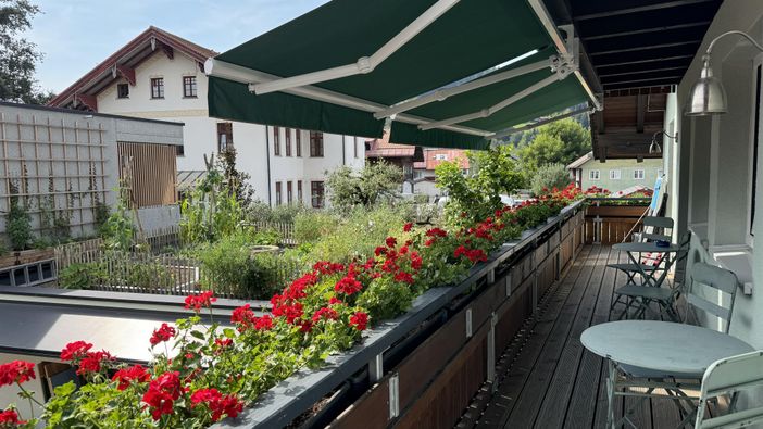 Balkon mit Blick auf den Dachgarten