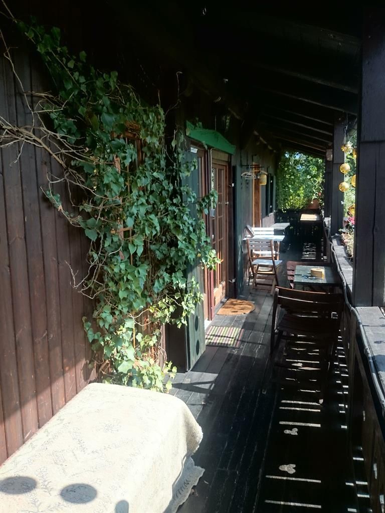 Balkon mit Tisch und Stühlen sowie Liege