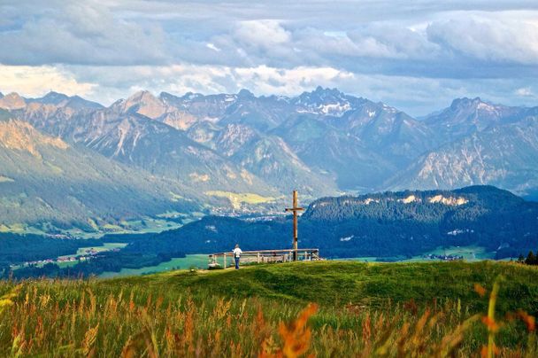 Herbstwandern am Ofterschwanger Horn mit Blick auf