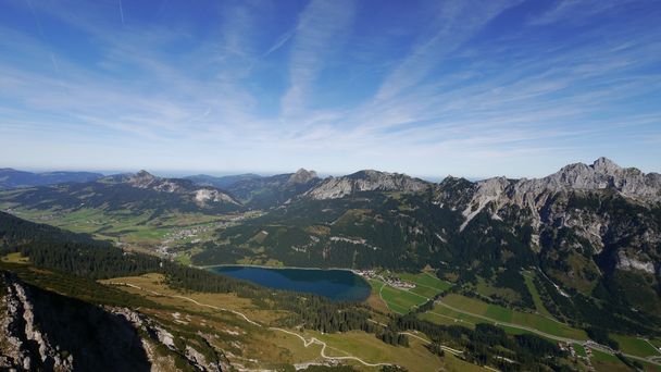 Tiefblick von der Krinnenspitze auf den Haldensee, dahinter Einstein, Aggenstein und Lumberger Grat