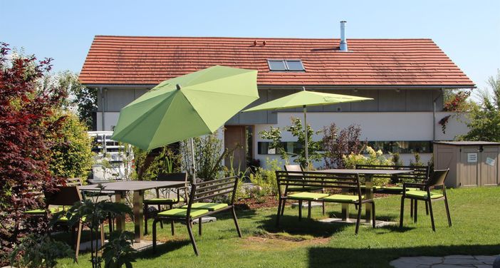 Sitzmöglichkeiten im Garten des Haus Sonnenwinkel