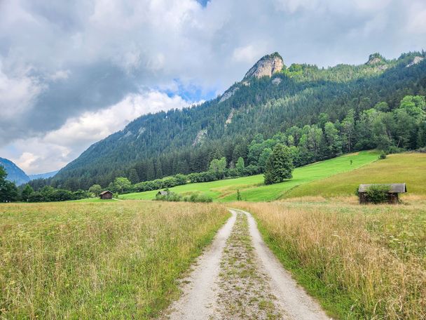 Wanderweg durchs Tal zwischen Vils und Pfronten