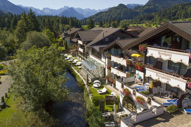 Das Hotel Burgmühle liegt direkt am Kurpark in Fis