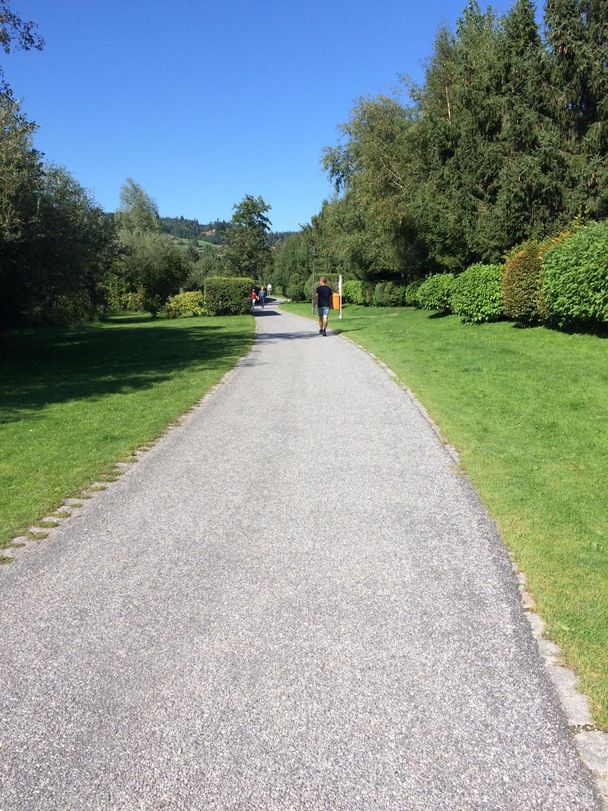 Uferweg entlang des Campingplatz Hopfensee